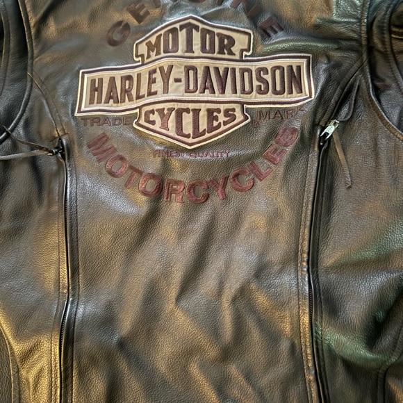 Harley Davidson leather jacket , in new condition. smoke free and pet free home. - Picture 4 of 5
